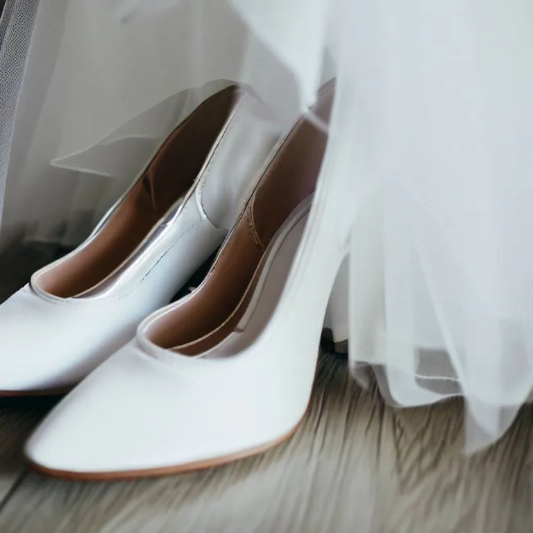 Biele svadobné topánky pre dokonalý svadobný vzhľad